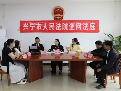 一场“家门口”的无声庭审