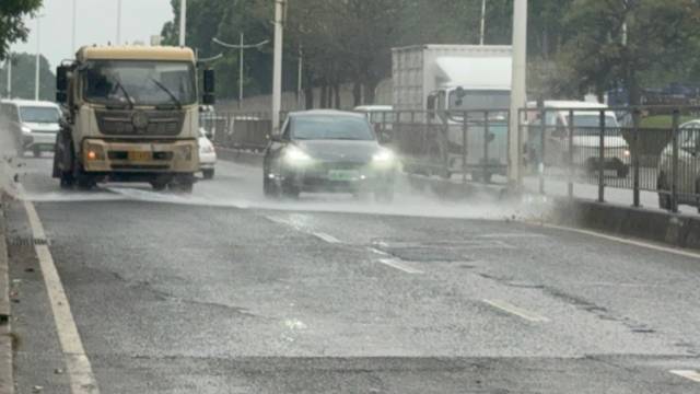 雨天洒水清洁引市民质疑，东莞南城城管部门这样说｜在+帮办
