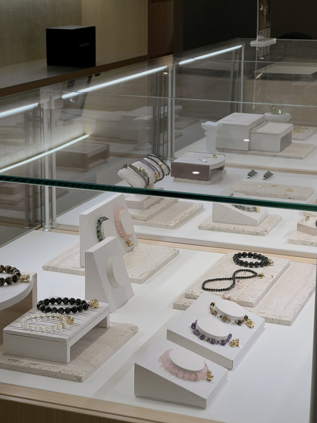 宠物骨灰制作的纪念品。受访者供图