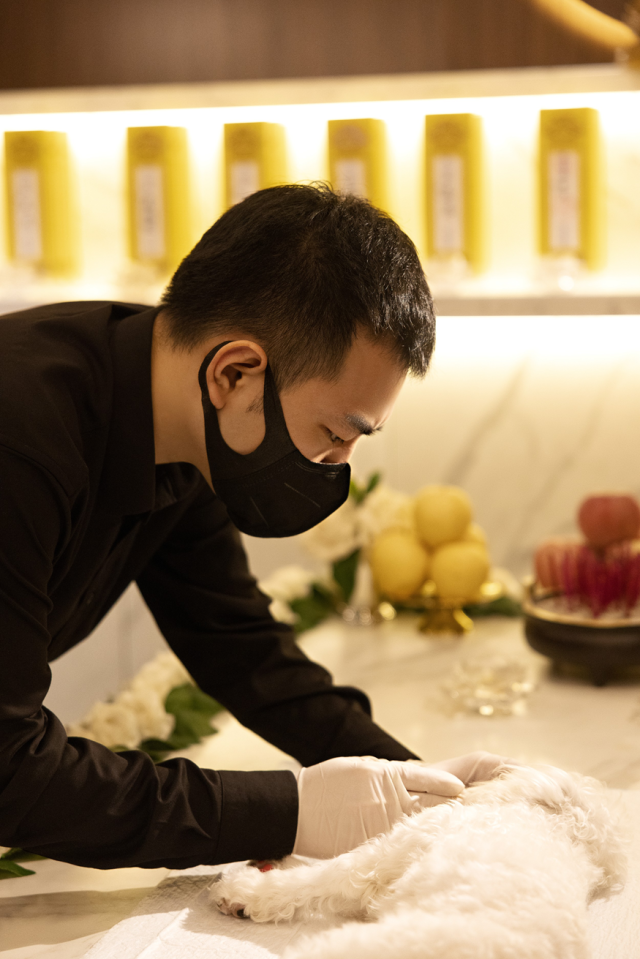 宠物殡葬师袁帅正在工作。受访者供图