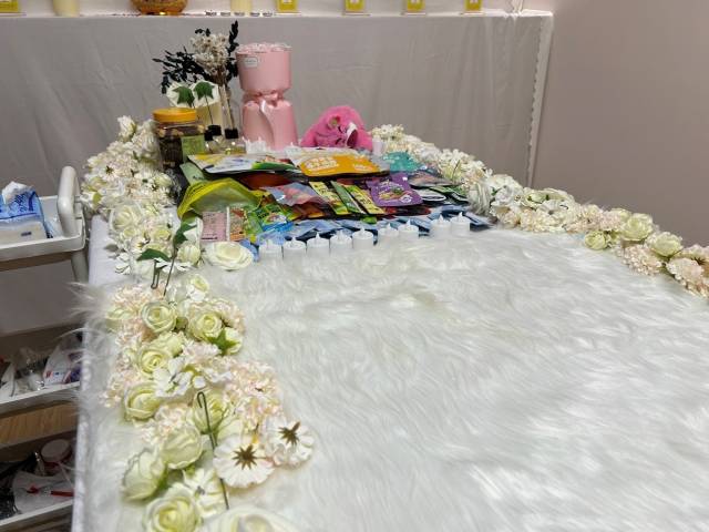 店内举行告别仪式的平台放了鲜花、宠物零食等进行纪念。