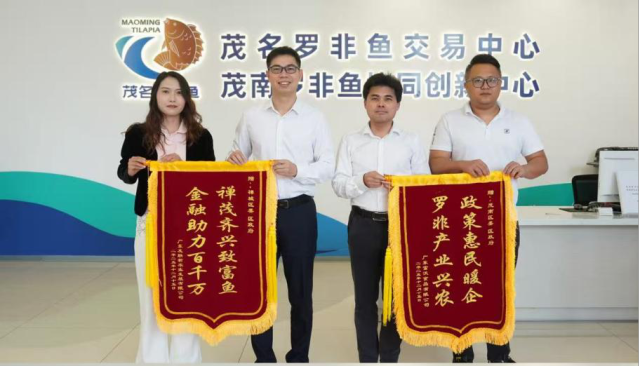 工作队收到企业赠送的锦旗。受访者供图