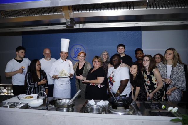 夏金龙会长向国际友人推介雪衣豆沙美食