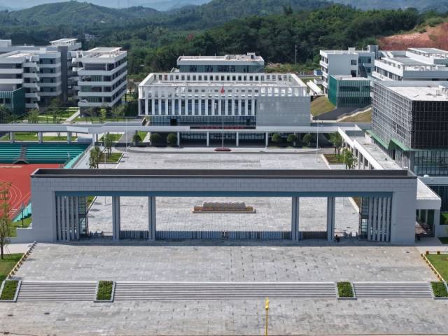 翁源中学新校区从动工到投用，用时不到一年。受访者供图