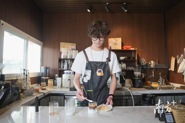 咖啡师在制作丝苗米特调。张令 郜曈 摄