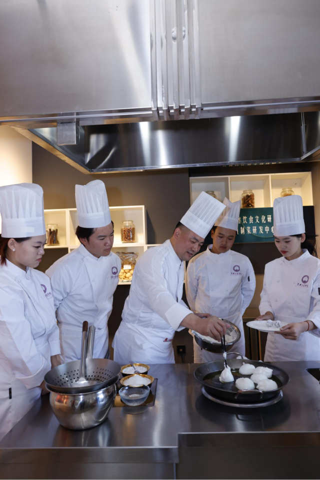 夏金龙指导学员制作不添加防腐剂的吉菜