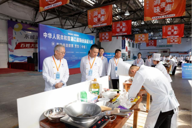 夏金龙会长与专家们在吉林省中餐选拔赛现场评审指导