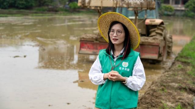 勇闯“农门”开拖拉机，新农人沈燕芬说：“这很酷！”