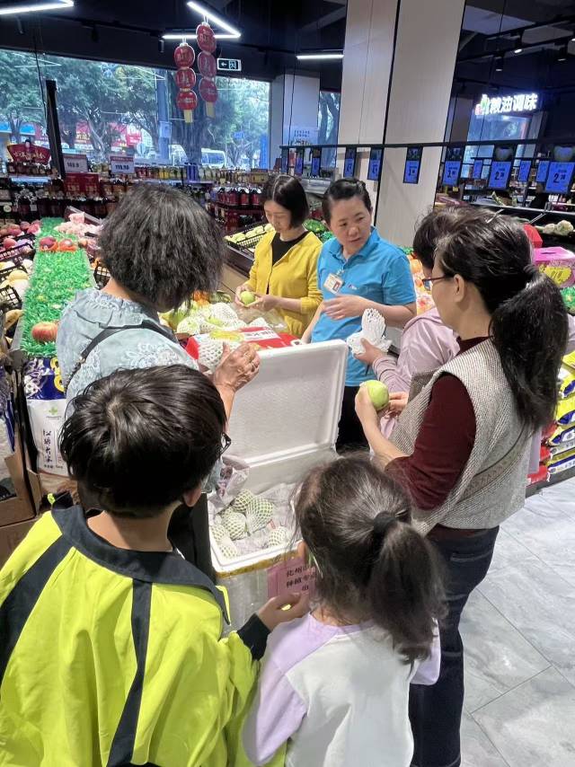 新塘村的番石榴吸引了大量消费者选购