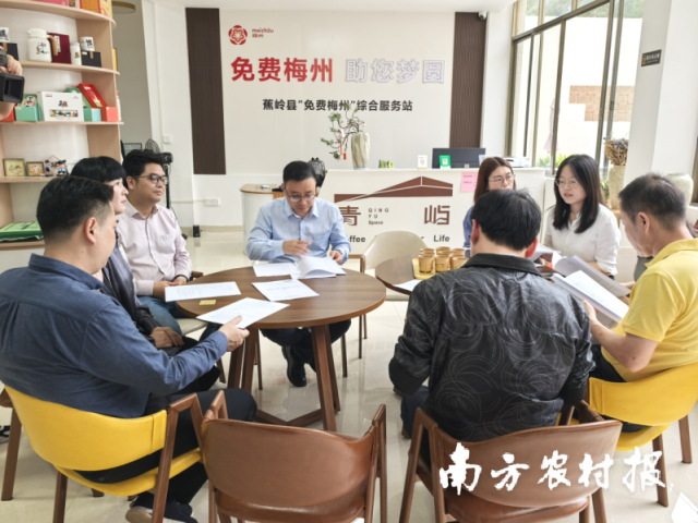 驻蕉岭工作队协同蕉岭县市场监督管理局业务骨干上门服务