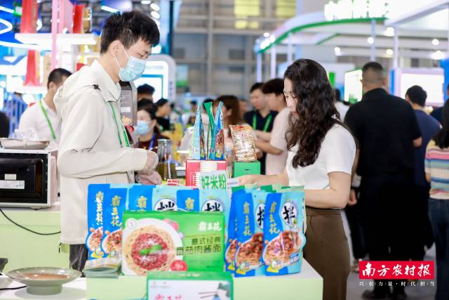 展会观众了解河源米粉。  