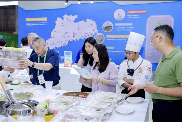 市民逛展体验优质农产品。  