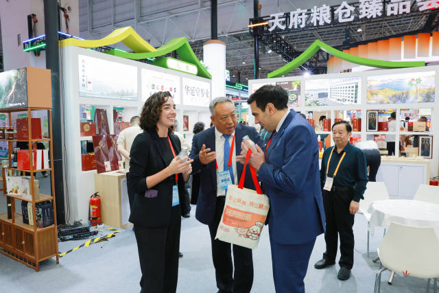 吉林省农业农村厅党组成员、副厅长麦朝与国际采购商交流。