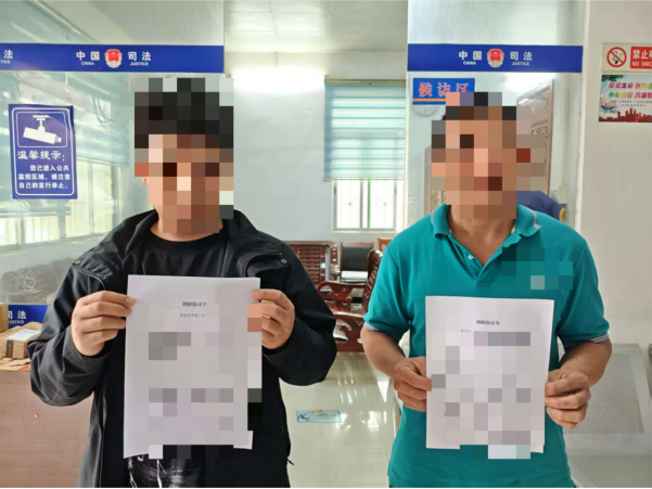  双方签署调解协议书。石牯塘供图