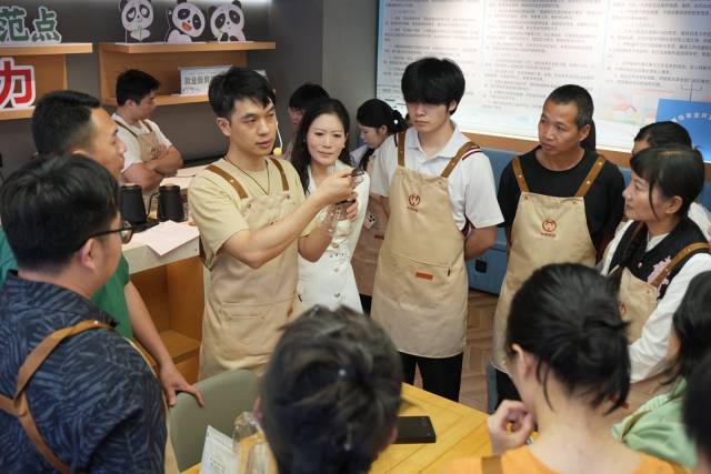 高级咖啡师朱展亮悉心教授手冲咖啡制作工艺。