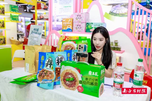 现场主播开播，线上+线下齐发力。