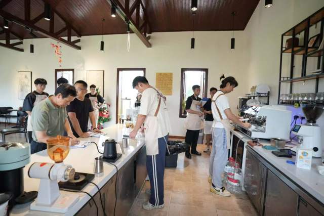 选手们在紧张比赛。