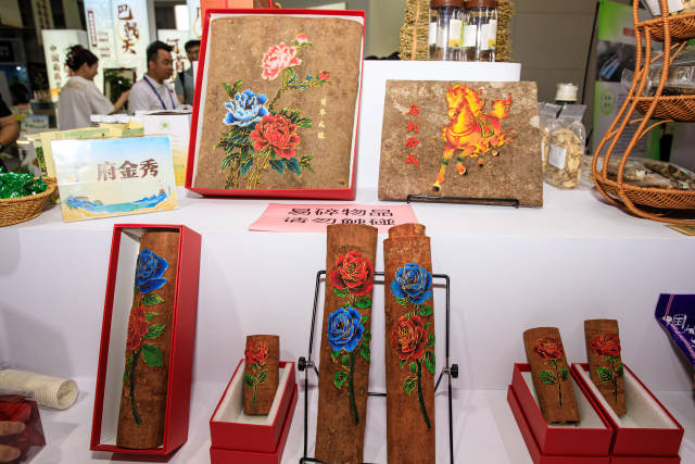 由高要肉桂衍生的文创产品“广府金绣”。