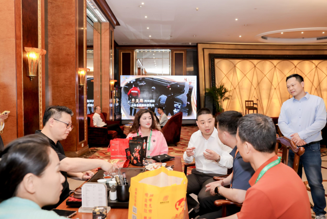 京东生鲜团队与汕头协会和企业代表现场座谈。