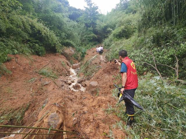 2025年6月18日，驻肇庆怀集县下帅乡帮镇扶村工作队进村安抚群众，收集群众诉求，查看受灾情况。