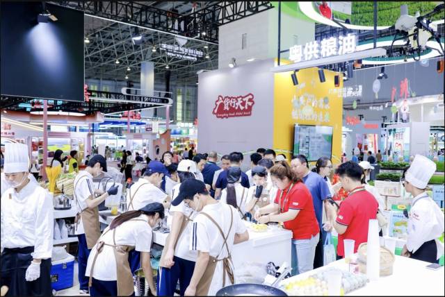 展区人流涌动。  