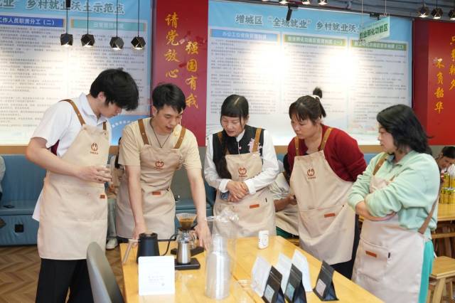 学员们纷纷靠近操作台认真学习咖啡制作窍门。