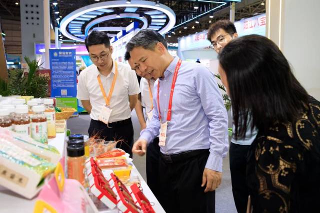 高要区委书记陈德培（左二）巡展。