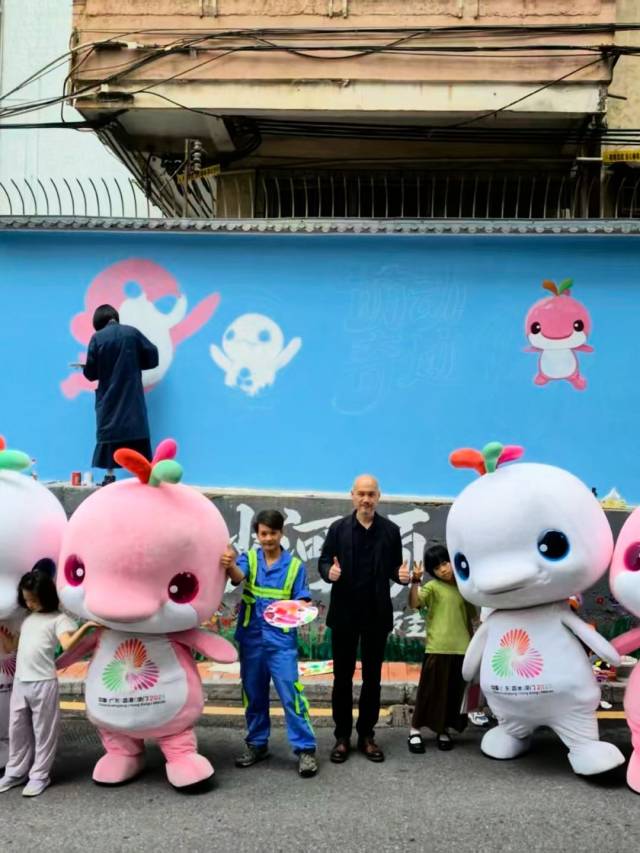 视频|“大湾鸡之父”联动环卫工骆仕岳,把“大湾鸡”画上街头