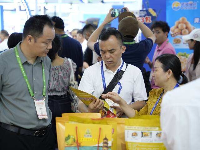 采购商了解五指毛桃香鸡。  