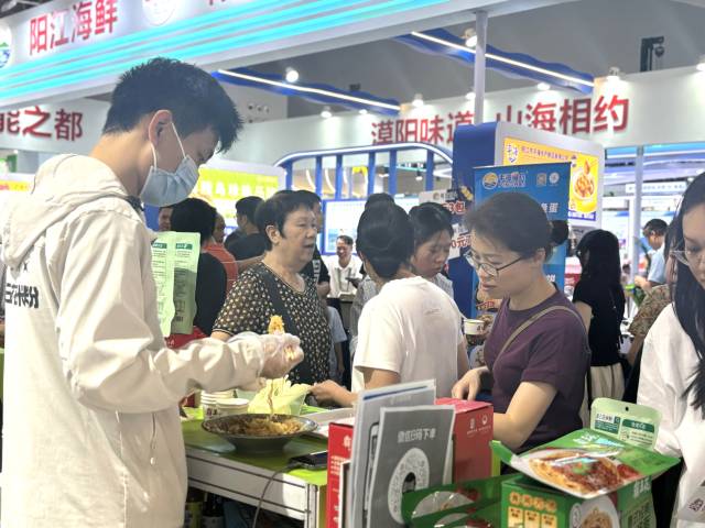 大众品尝河源米粉。 