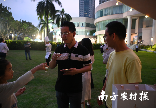 宾客在“华美晟音 乐享时光”公益音乐会品饮广东三宝产品。