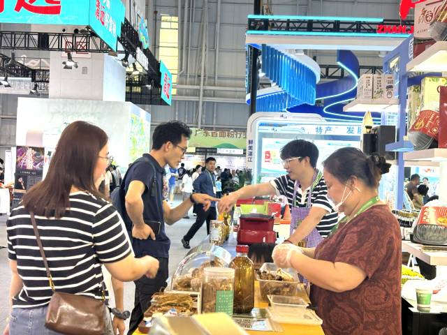 观众、采购商品鉴、了解五指毛桃窑鸡、调味品。 