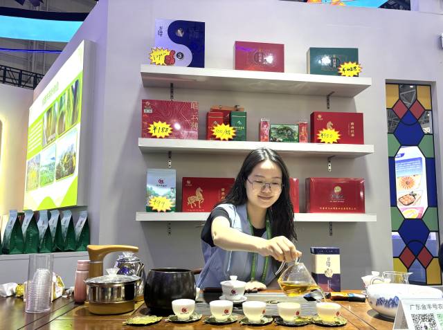 紫金蝉茶汤色清亮，入口温润。  