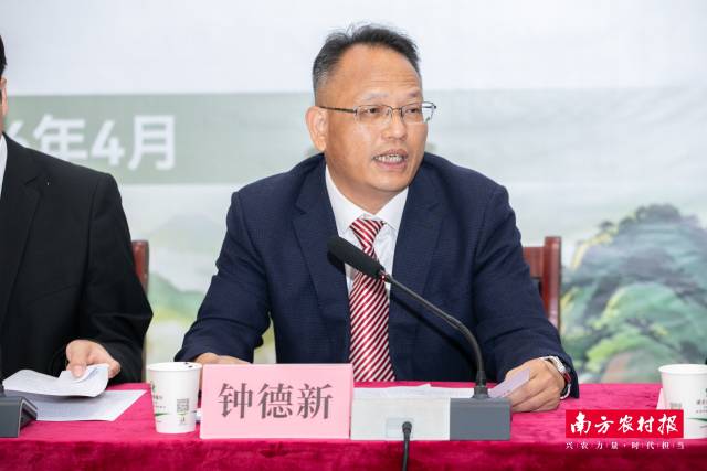 浦北县商务局局长钟德新