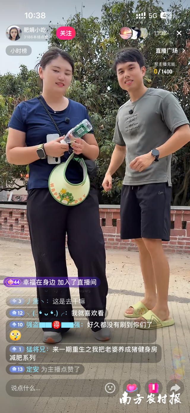 “肥娟夫妇”现场开播逛果园。