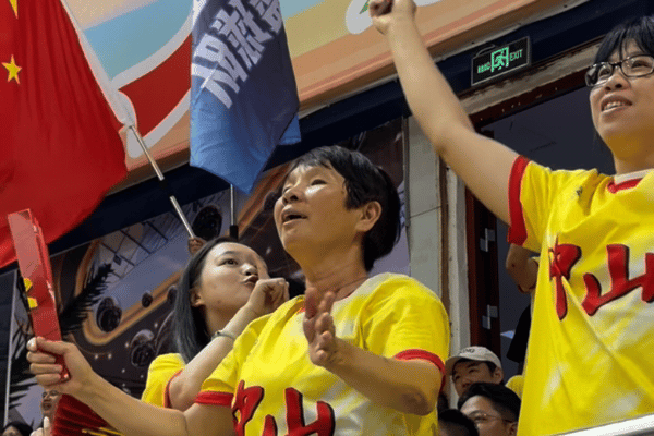 资深球迷雪姨为球队欢呼