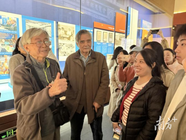 “老广交人”参观展览，讲述广交会故事。