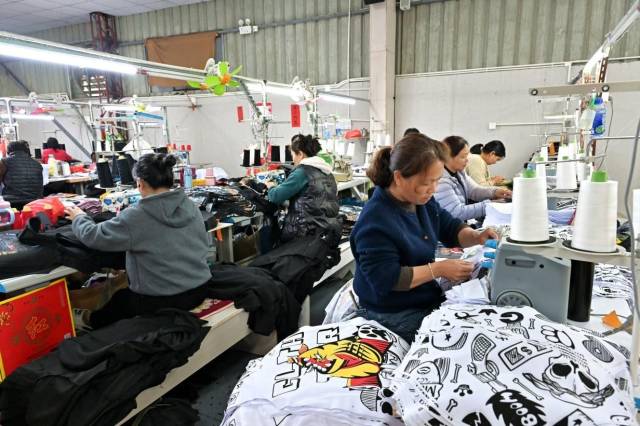 陆河服装产业累计创造近2万个包容性就业岗位。