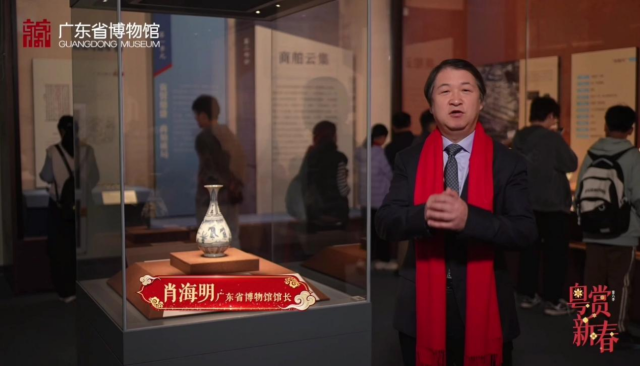 广东省博物馆馆长肖海明为观众导赏。