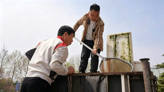 魏建军（左）与张万锋（右）