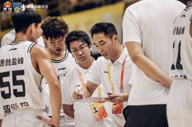 中山队主教练冯汉远在场边指挥部署战术