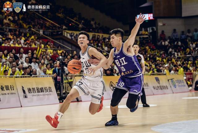 刘炜祺（白色球衣）在比赛中