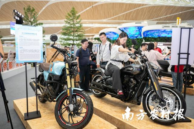 江门摩托展区吸引来往旅客驻足了解体验。