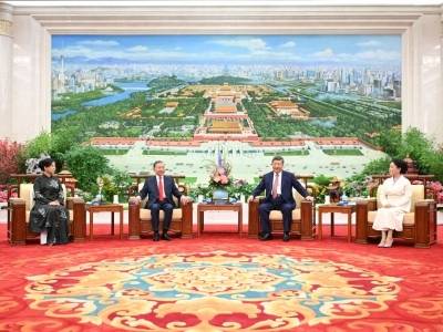 习近平夫妇同苏林夫妇亲切话别
