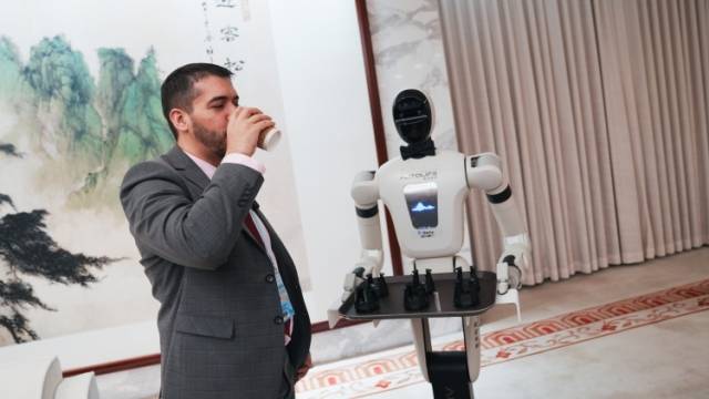 广交会喝到的第一杯奶茶，是无人机送来的！