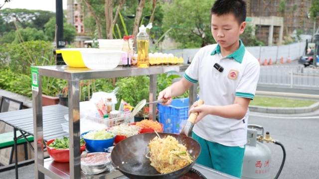 黄埔11岁“炒粉哥”走红，这碗粉含金量超高