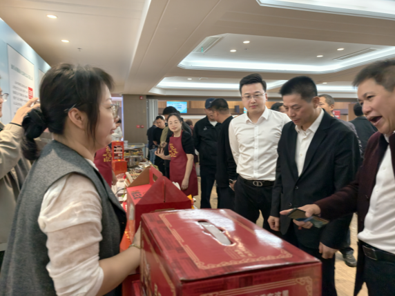 客商品尝咨询狮头鹅产品。