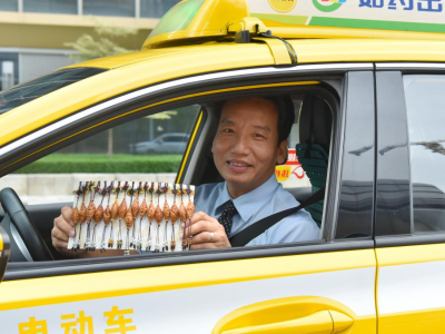 广交“的哥”竟是榄雕工匠！他在出租车里展非遗