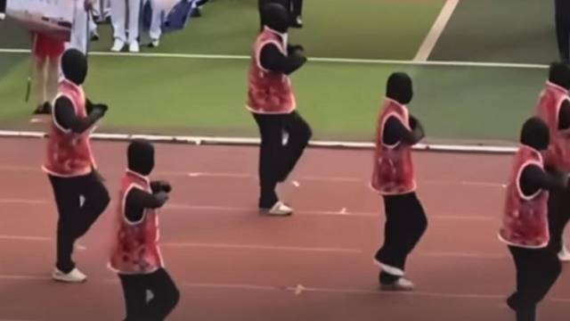 大学生扮演宇树机器人，网友：没有“机器人”，全是机器“人”