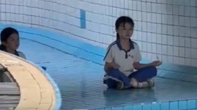 广东孩子们放学后的超绝松弛感，网友：他们不需要大人接送的吗？